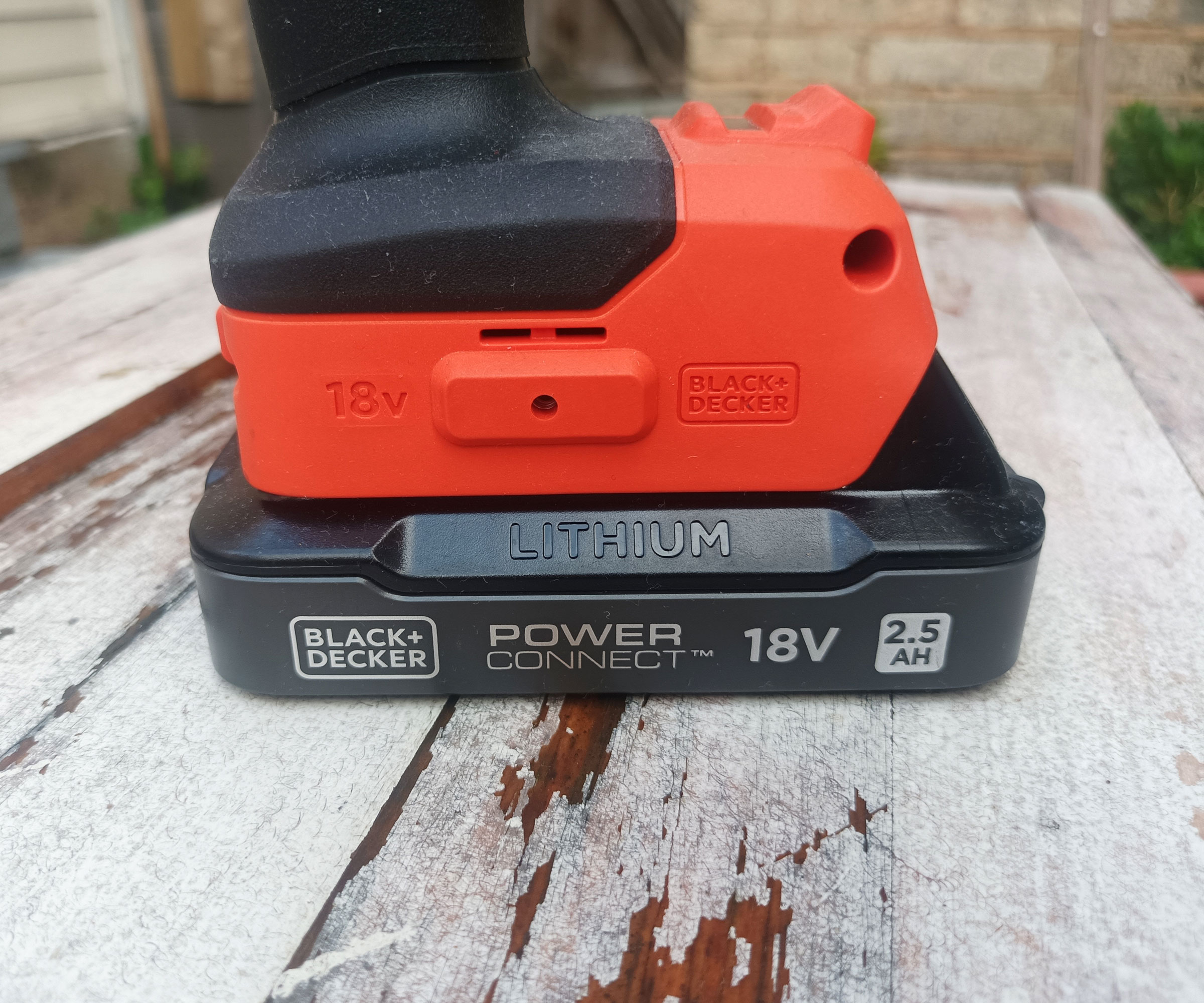 Close up of Black &amp;amp; Decker BLD783 Cordless Drill 2.5Ah battery