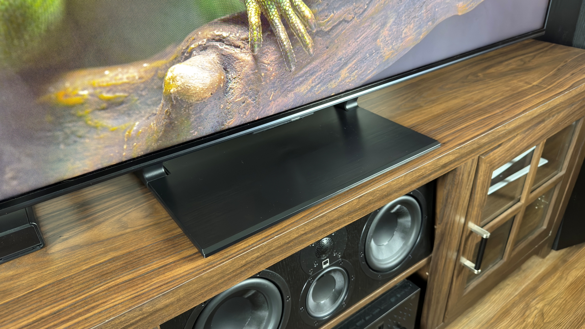 Hisense U75QG close up of stand