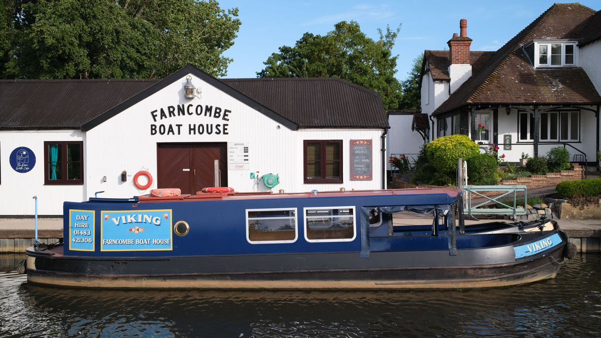 Fujifilm X100VI image gallery: canal boat moored by a boat house