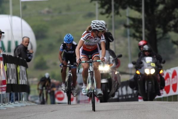 Shara Gillow (Bizkaia - Durango) checks on her advantage before enjoying her win ahead of Sharon Laws (Garmin-Cervelo)