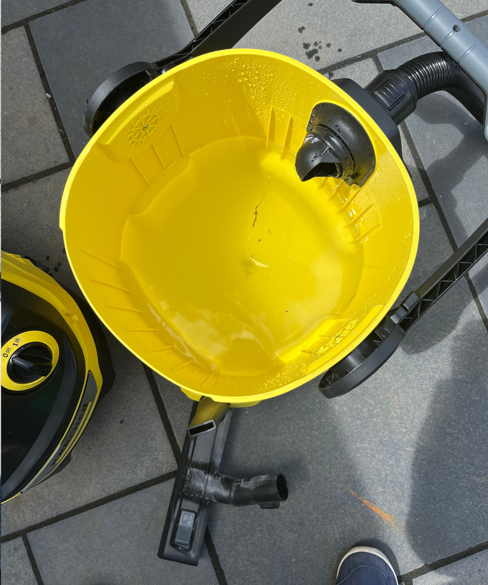 Karcher WD5 P with liquid in the 6.6 gallon container after removing rainwater from kids' sandpit