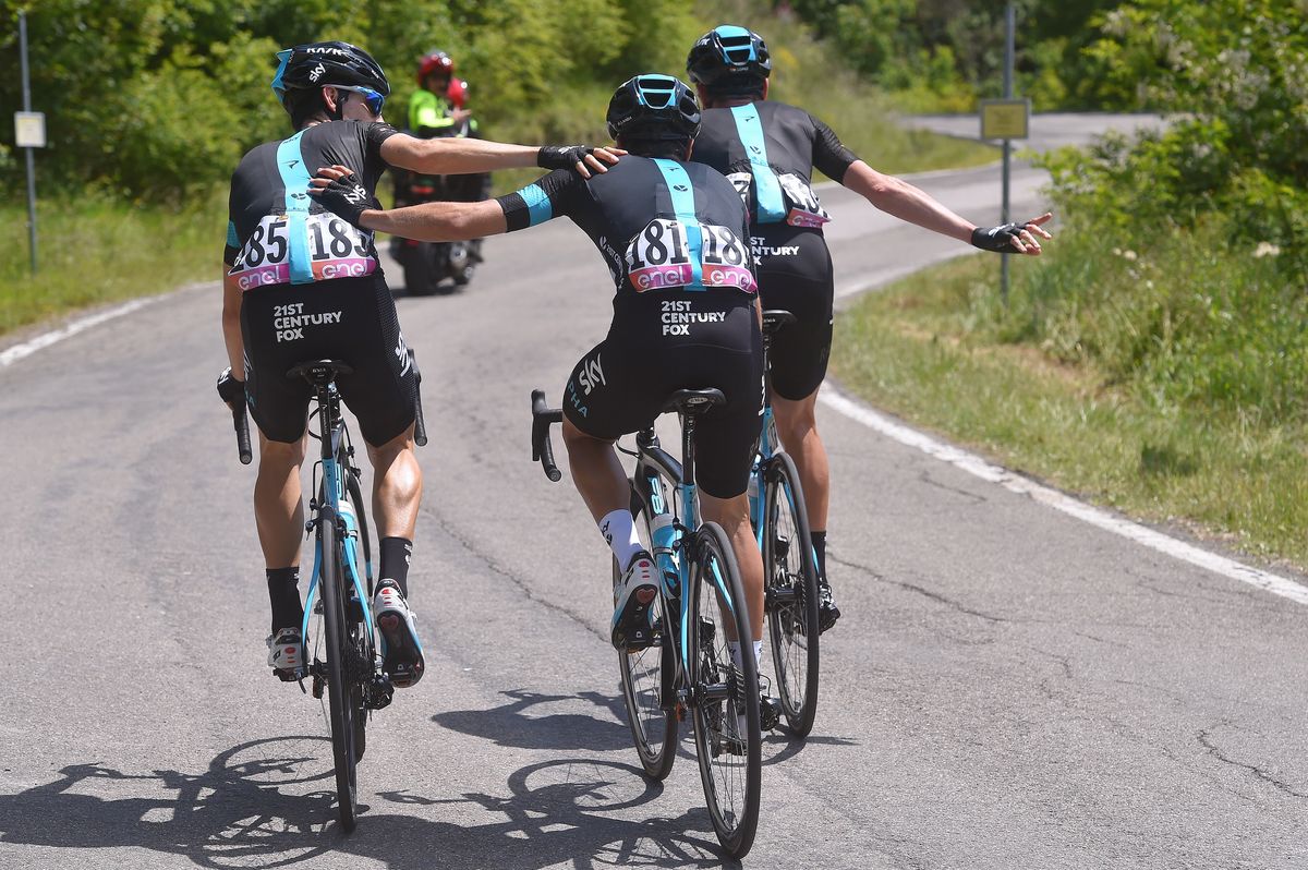 Mikel Landa gets some assistance before abandoning the 2016 Giro d'Italia on stage 10