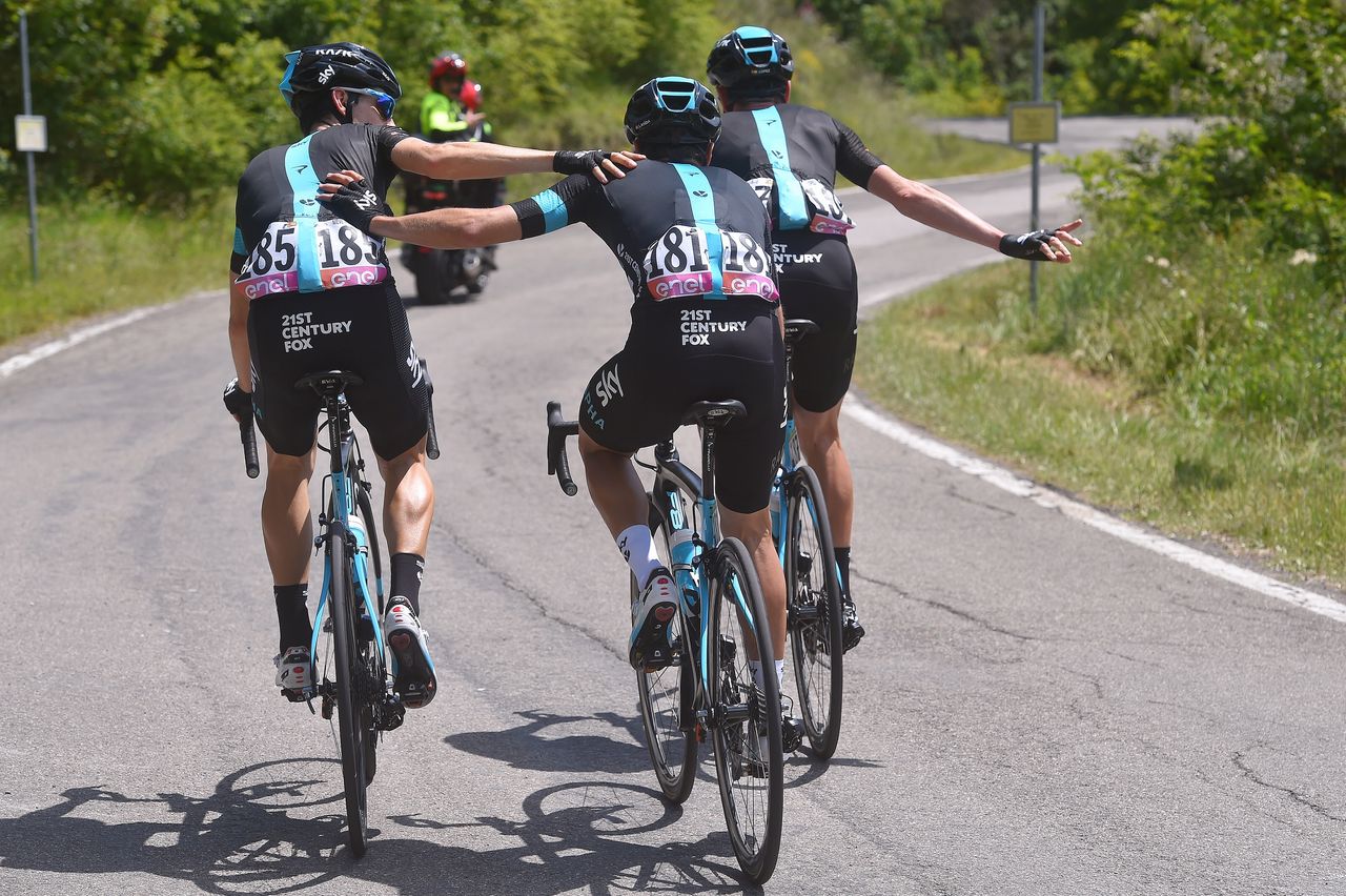 Mikel Landa gets some assistance before abandoning the 2016 Giro d'Italia on stage 10