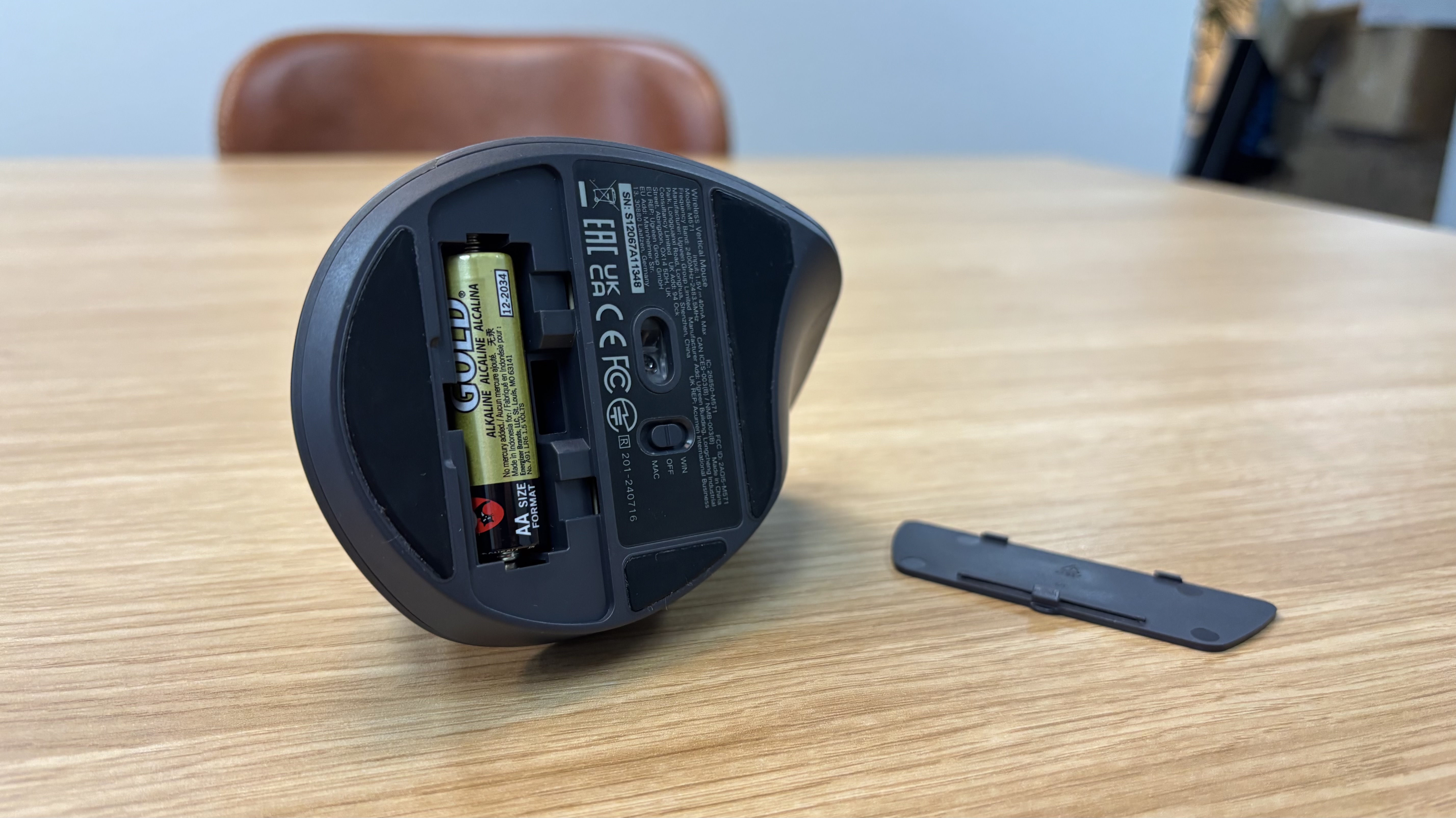 The battery compartment of the Ugreen M571 Vertical mouse