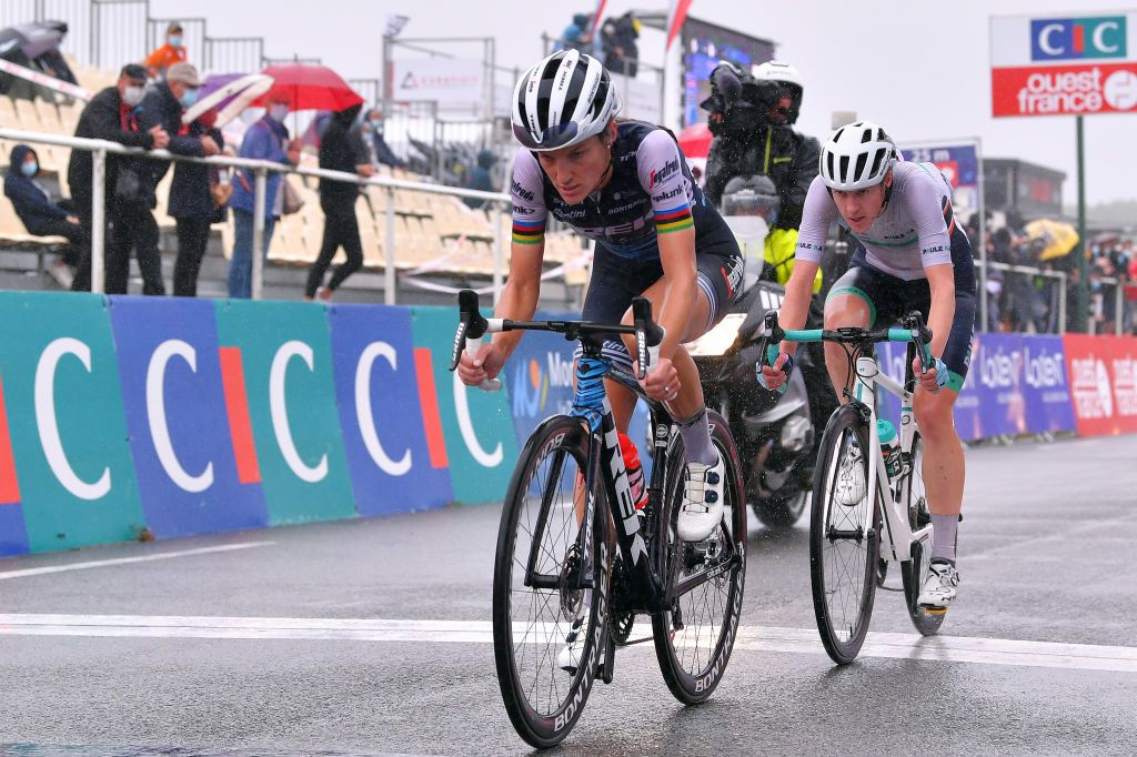 Lizzie Deignan (Trek-Segafredo) leads Lizzie Banks (&Eacute;quipe Paule Ka)