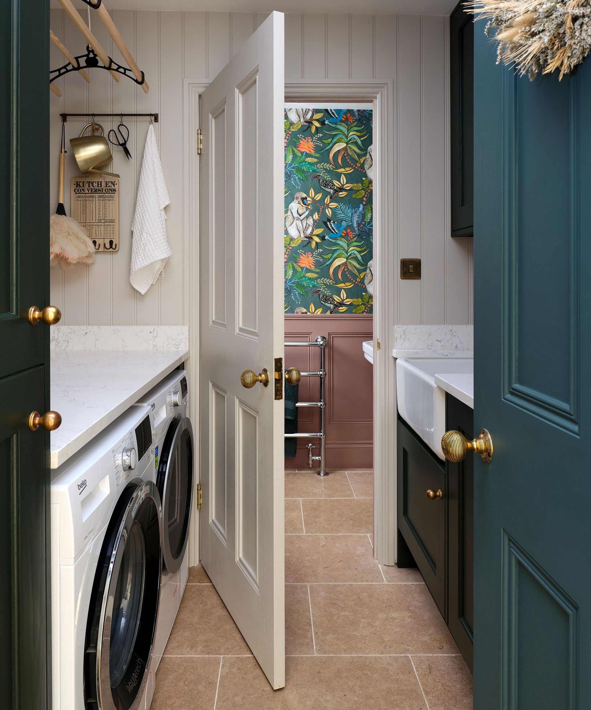 Rumah tahun 1930-an direnovasi dan diperluas untuk menciptakan rumah keluarga yang bergaya