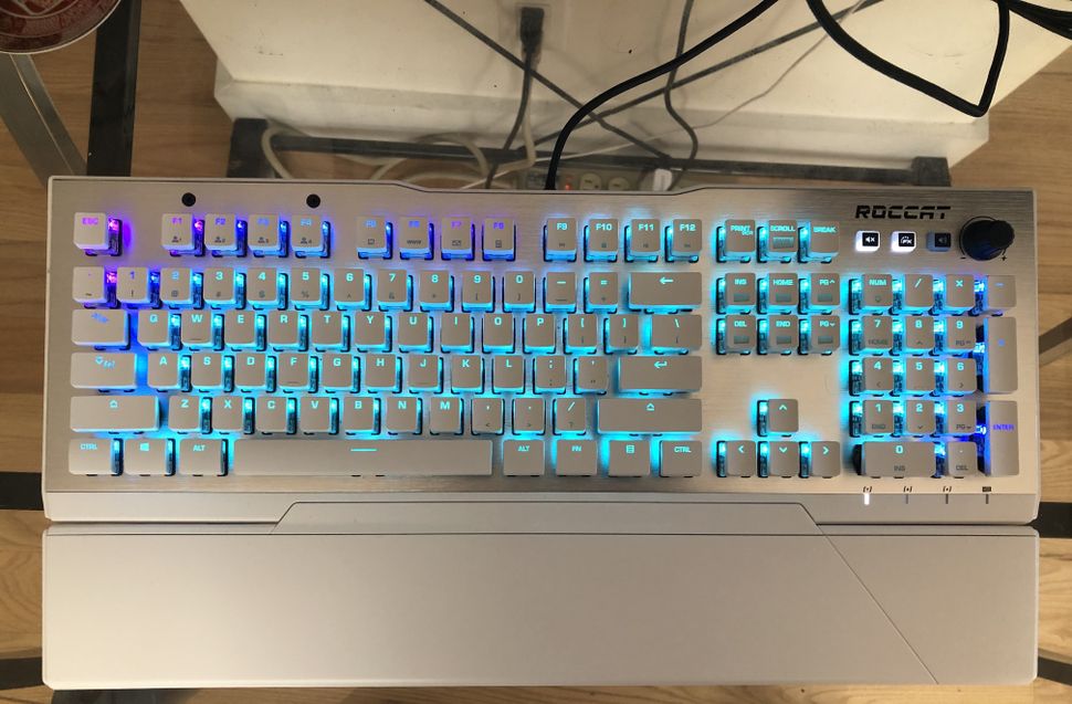 Roccat Vulcan 122 Aimo Gaming Keyboard Review White, Bright and Modern