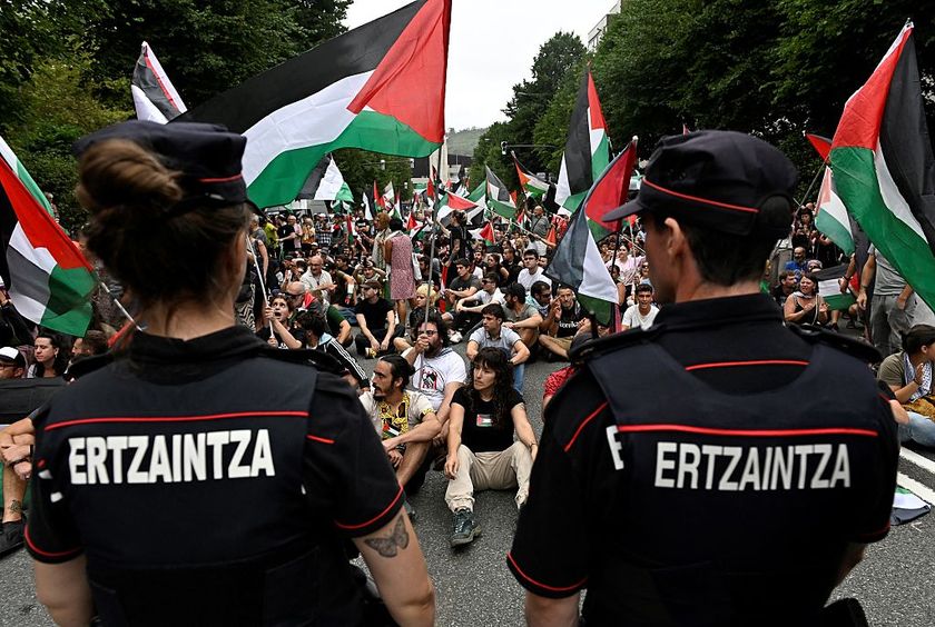 Pro-Palestinian protesters holding Palestinian and Basque flags demonstrate next to Basque regional police &#039;Ertzaintza&#039; officers, following the Vuelta cycliste race 11th stage, in Bilbao, on September 3, 2025. Pro-Palestinian protest forces Vuelta stage to be shortened and to take the time at 3 kilometres before the line, according to the organisers, AFP reports. (Photo by ANDER GILLENEA / AFP)