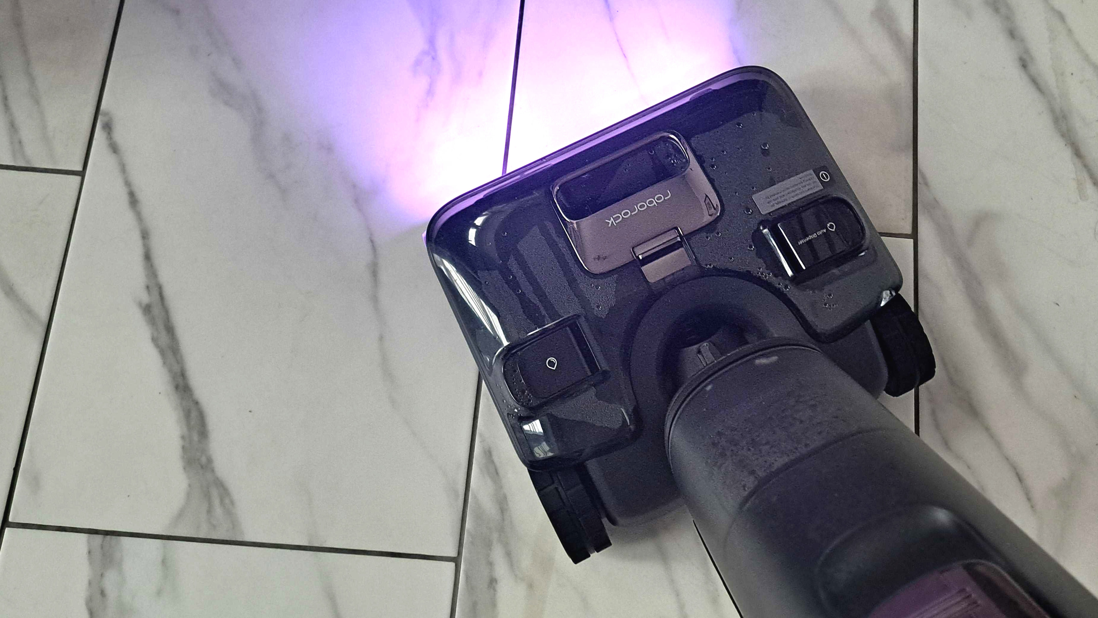 Roborock F25 Ultra blue light on tiles
