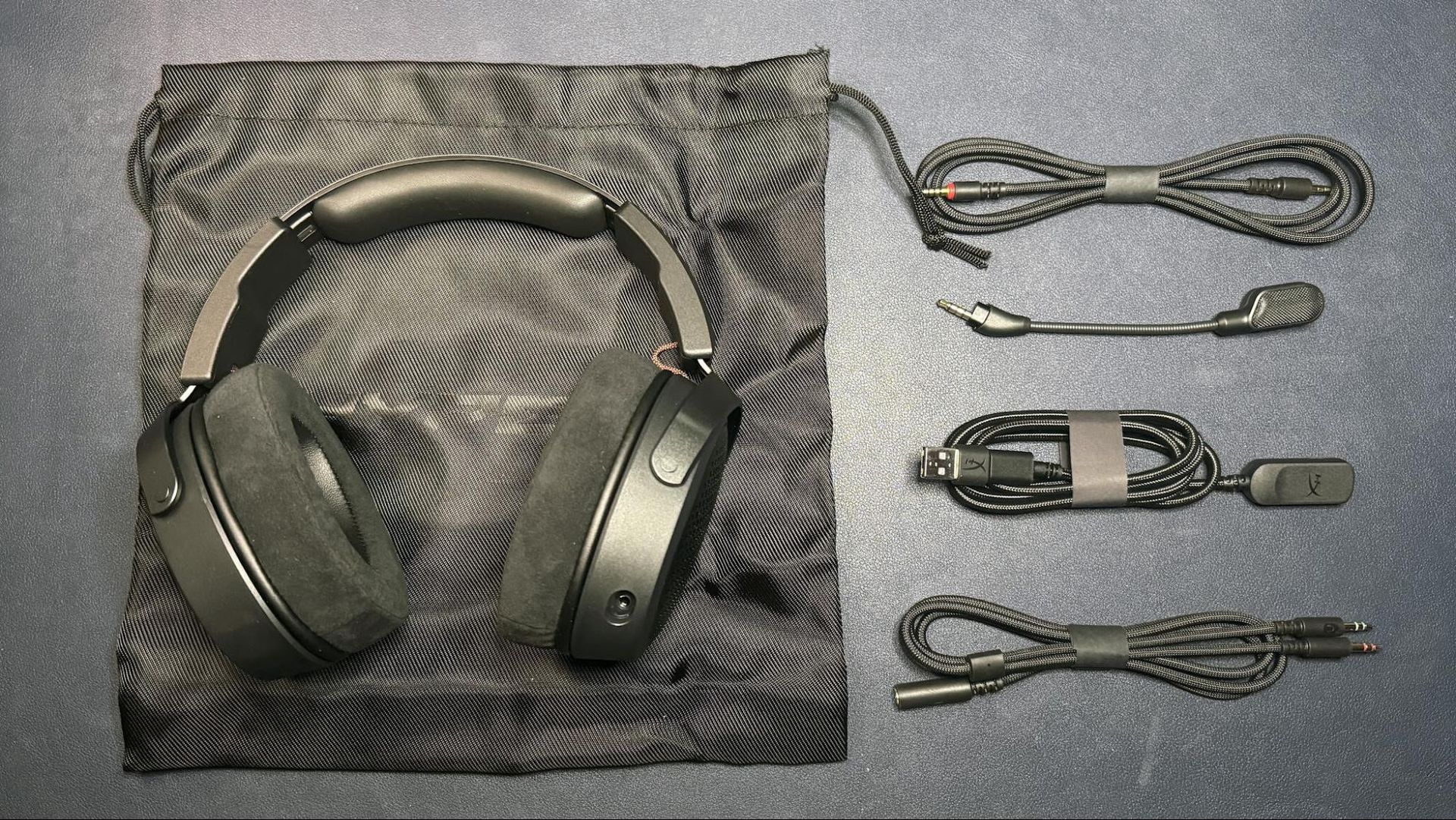 HyperX Cloud Alpha Air box contents, including cables and mics