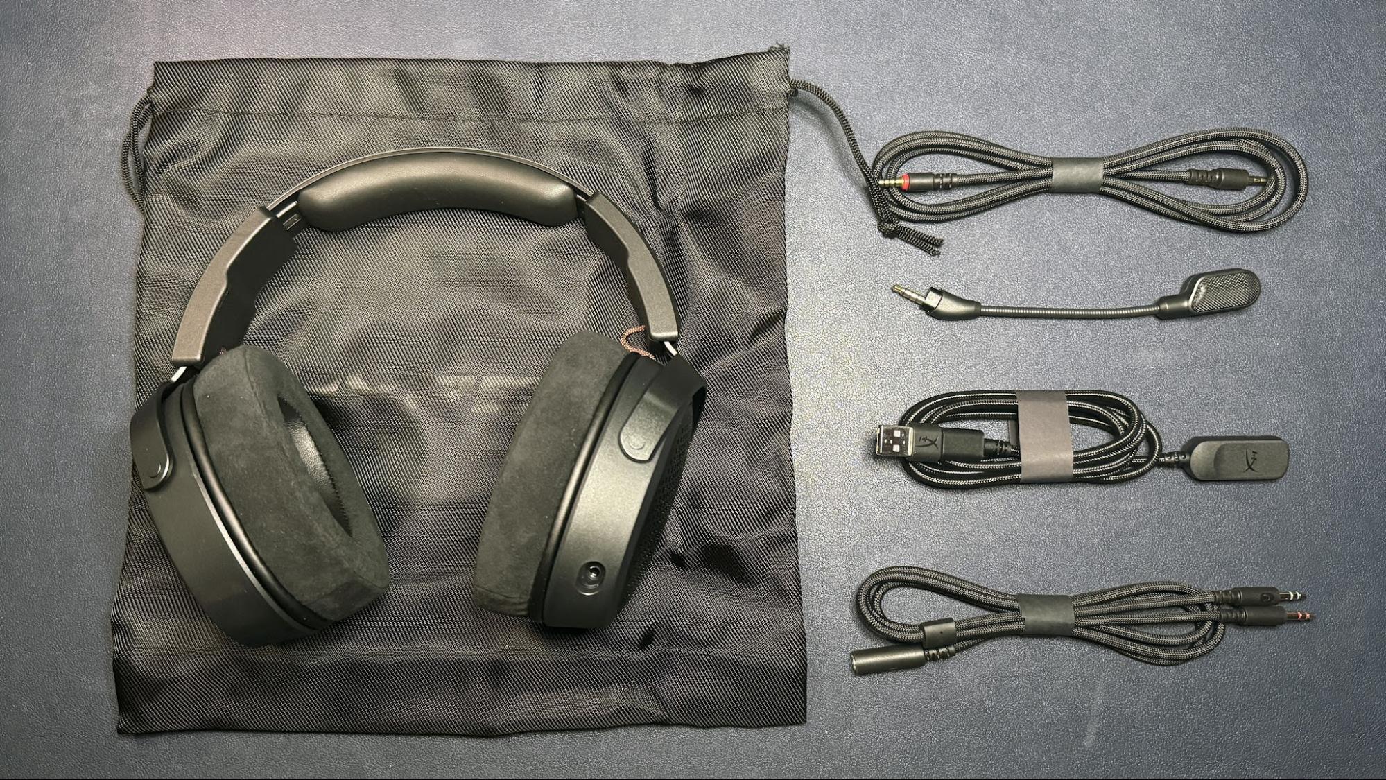 HyperX Cloud Alpha Air box contents, including cables and mics