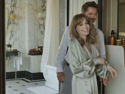 Anelina Jolie And Bradd Pitt In By The Sea