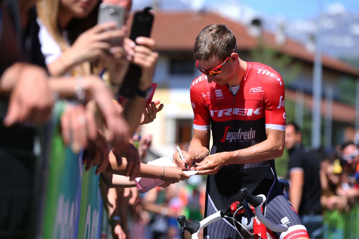 Bauke Mollema signing autographs for the fans