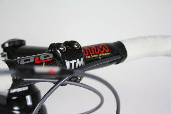 The carbon face plate of the ITM Volo stem clamps a pair of matching Volo bars securely