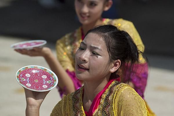 Performing with a plate: Local performers in Xinglong.