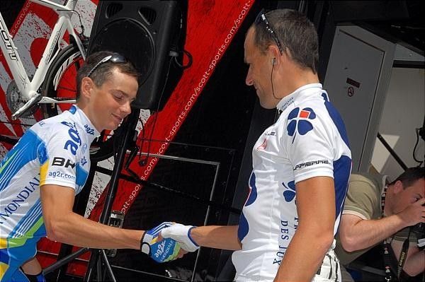 Fr&eacute;d&eacute;ric Guesdon (Fran&ccedil;aise des Jeux) gives a hand.