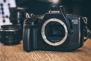 Canon EOS 650 på ett träbord