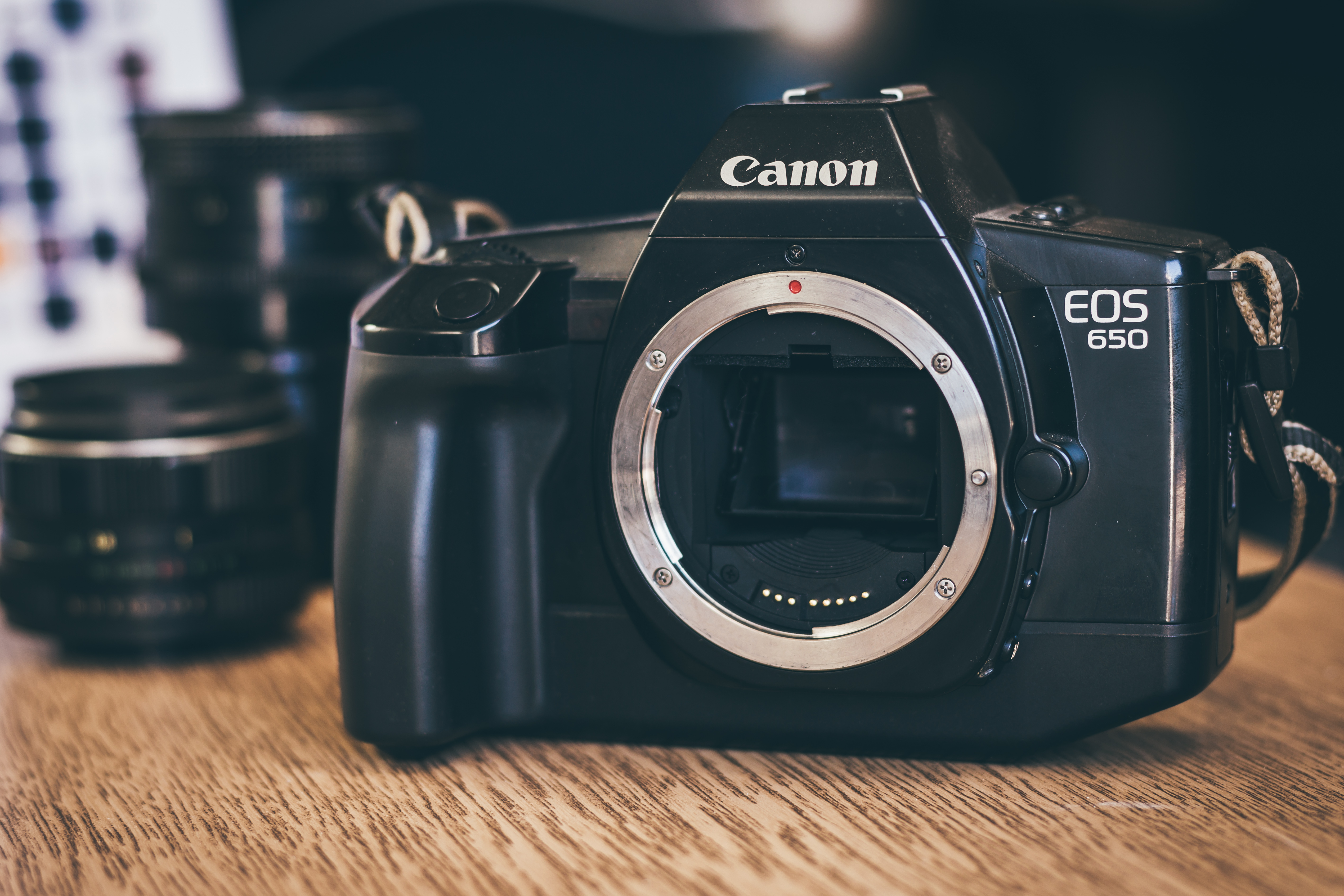 Et gammelt Canon EOS 650 kamera på et træbord