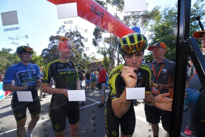 Grace Brown (Mitchelton-Scott) signs on in Nairne ahead of stage 3