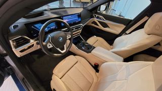 Cabina delantera dentro de un BMW i4