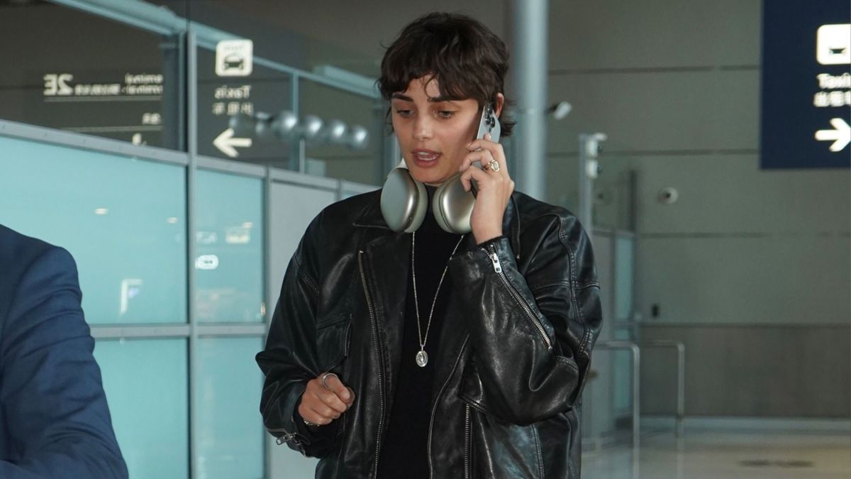 Not Trainers, Not Uggs: These are the Flat-Shoe Trends Celebrities Are Wearing to the Airport Instead