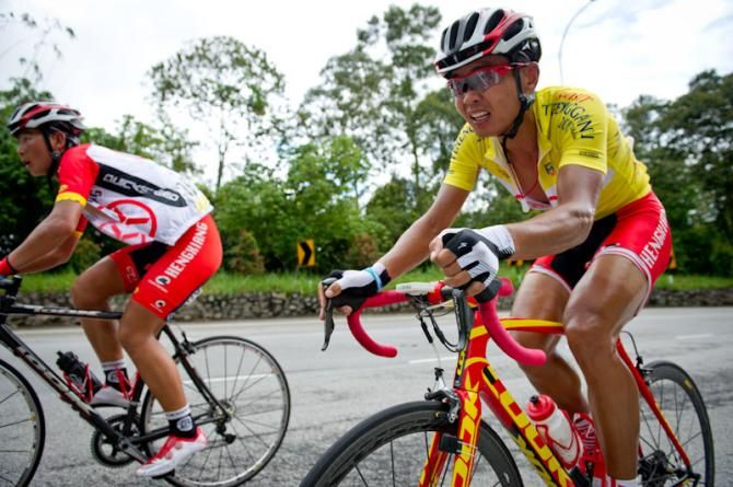 Meiyin Wang (Hengxiang Cycling Team) worked hard but could not hold the race lead