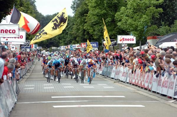 The peloton sprints to the finish in stage 3 of the Eneco Tour.
