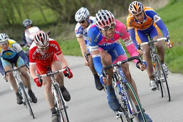 Ballan tries to bring the group back together and up to Devolder, but big brother Boonen was watching behind.