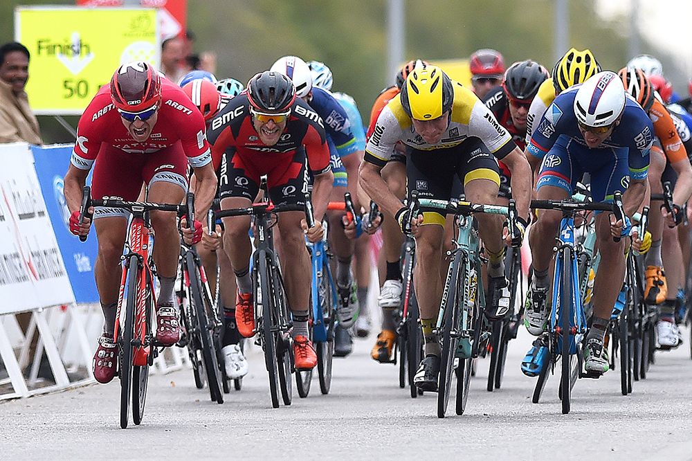 The bunch sprint on the Tour of Oman stage 3