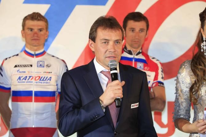 Viatcheslav Ekimov addresses the crowd in Brescia.