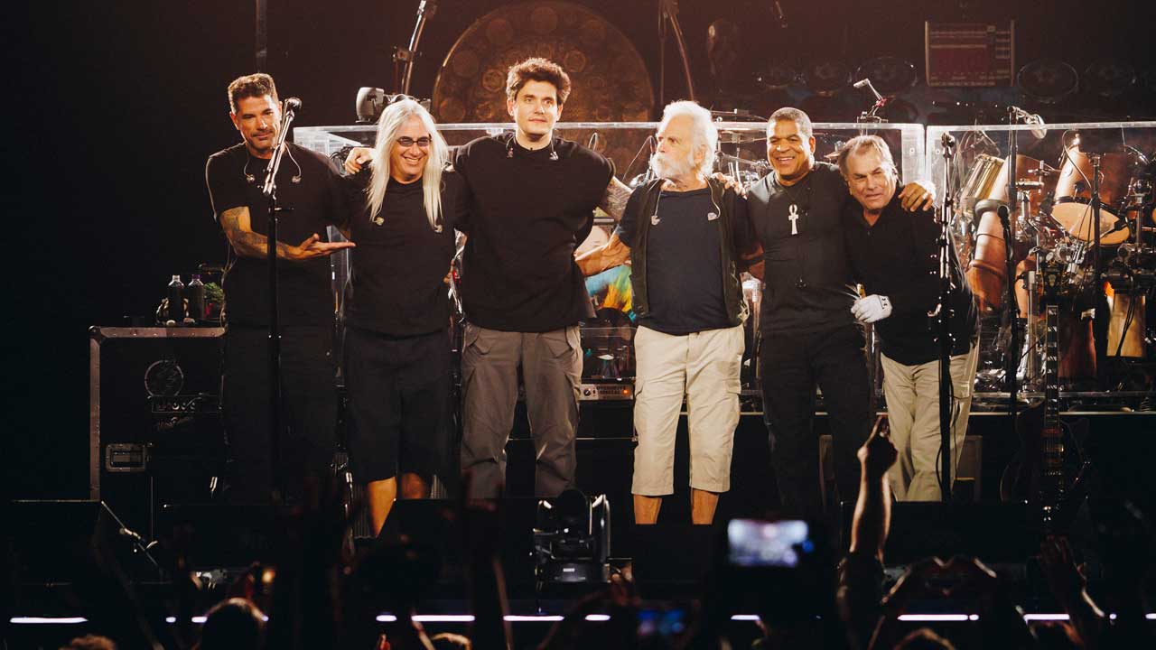 Dead &amp; Company take a bow onstage