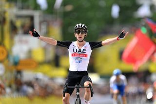 Adam Yates (UAE Team Emirates) célèbre son vainqueur de l'étape 1 devant son frère Simon Yates (Jayco-AlUla)