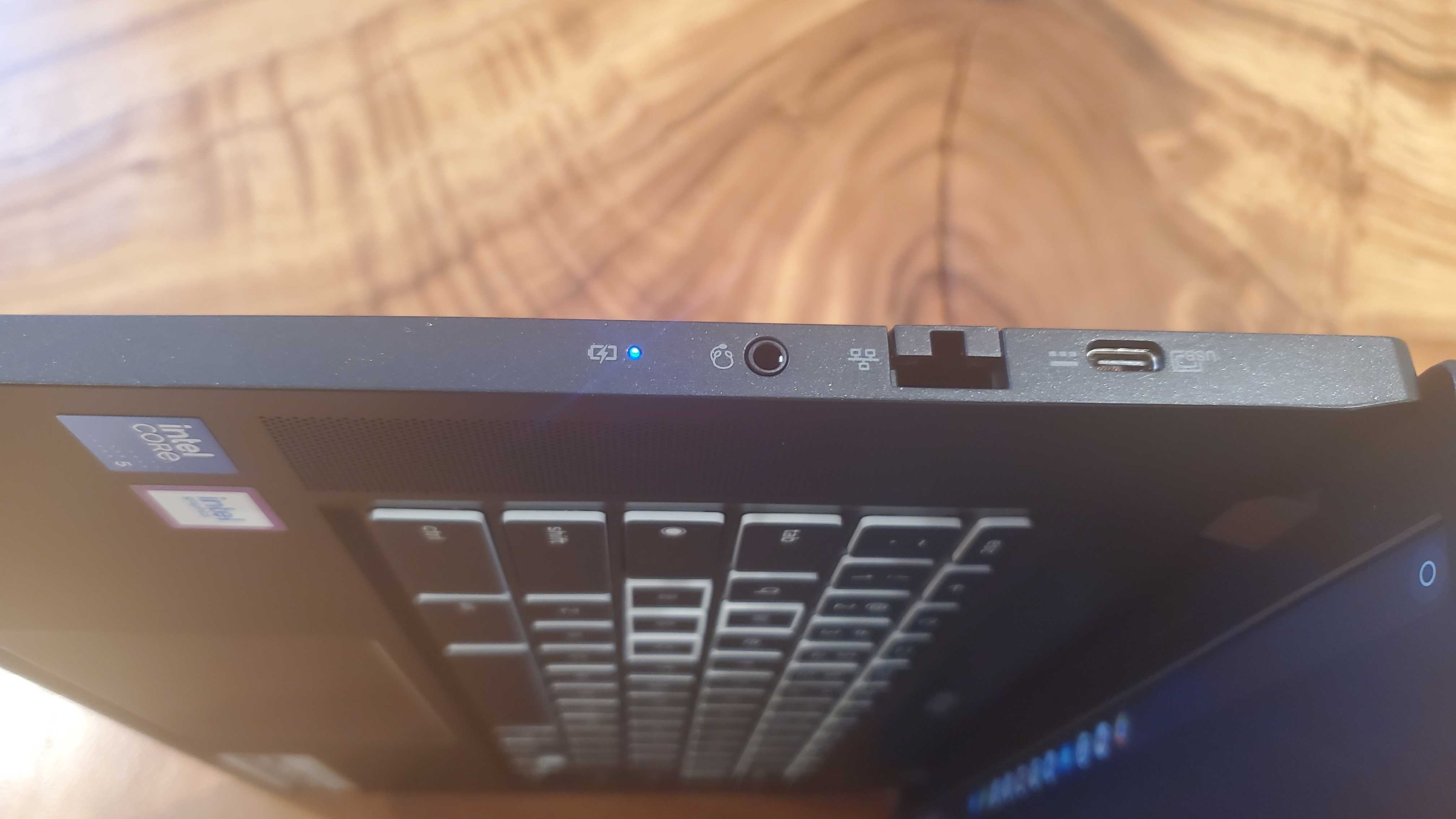 Chromebook negro sobre un escritorio de madera