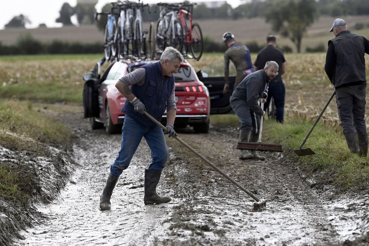 Paris Roubaix 2021 - 118th Edition - Thursday Training - 30/09/2021 - Some volunteers trying to clean the cobblestones sector in Haussi - photo Dario Belingheri/BettiniPhoto&Acirc;&copy;2021