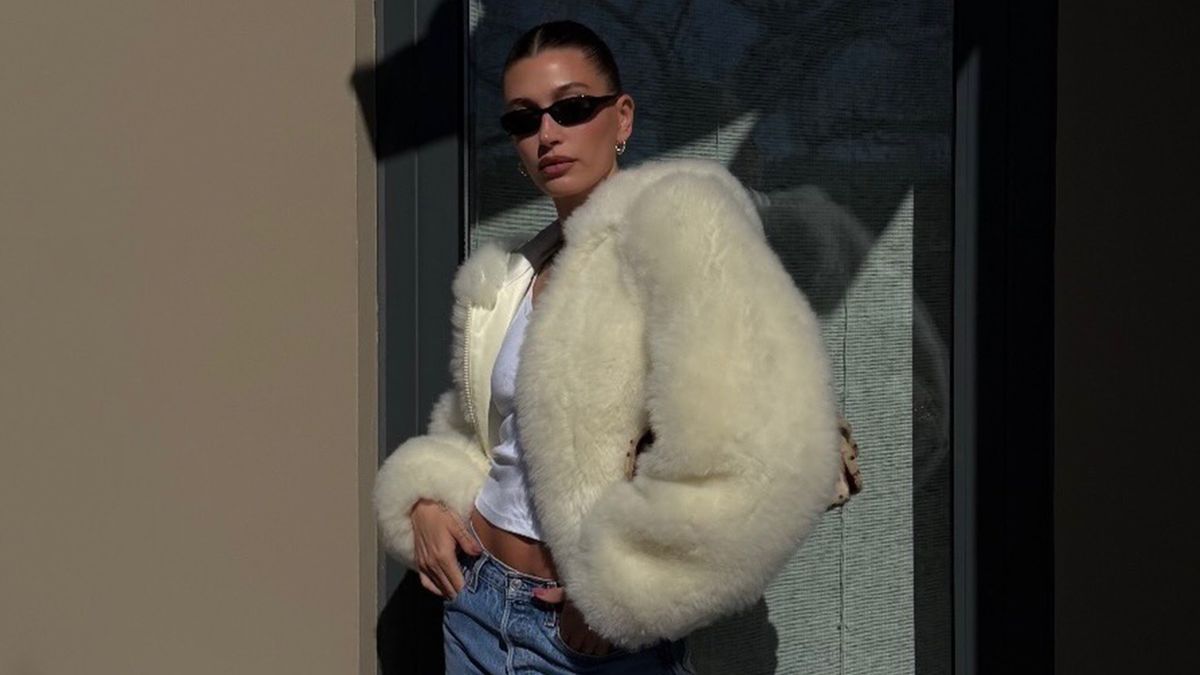 Yes, You Could Wear Black, But Chic Women Know This Shoe Color Trend Looks Better With Light-Wash Jeans