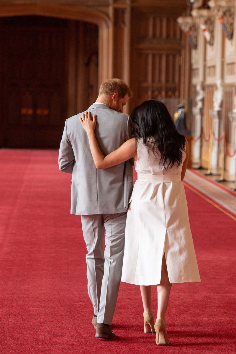 Red, Red carpet, Pink, Flooring, Carpet, Interaction, Fashion, Event, Photography, Gesture,
