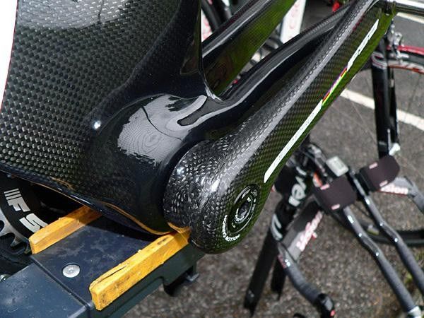 The non-driveside crank fully envelopes the bottom bracket cup.