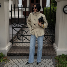@savinachow wears light wash jeans cropped trench coat