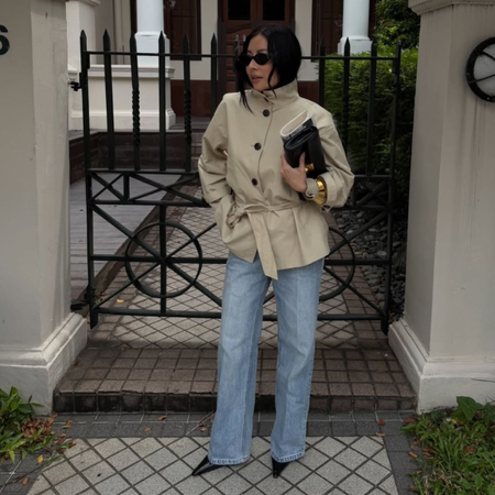 @savinachow wears light wash jeans cropped trench coat