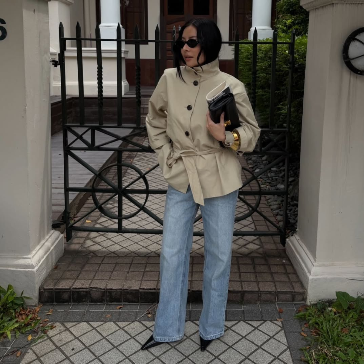 @savinachow wears light wash jeans cropped trench coat