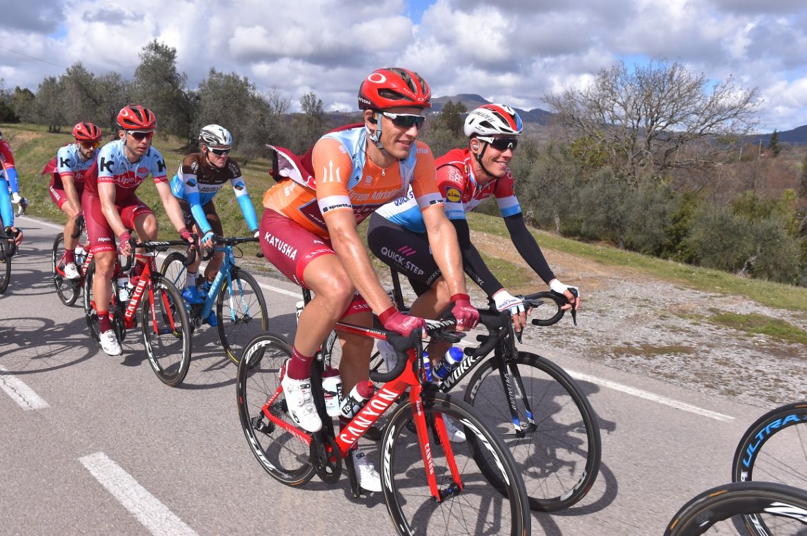 Marcel Kittel enjoys the day chatting with Bob Jungels