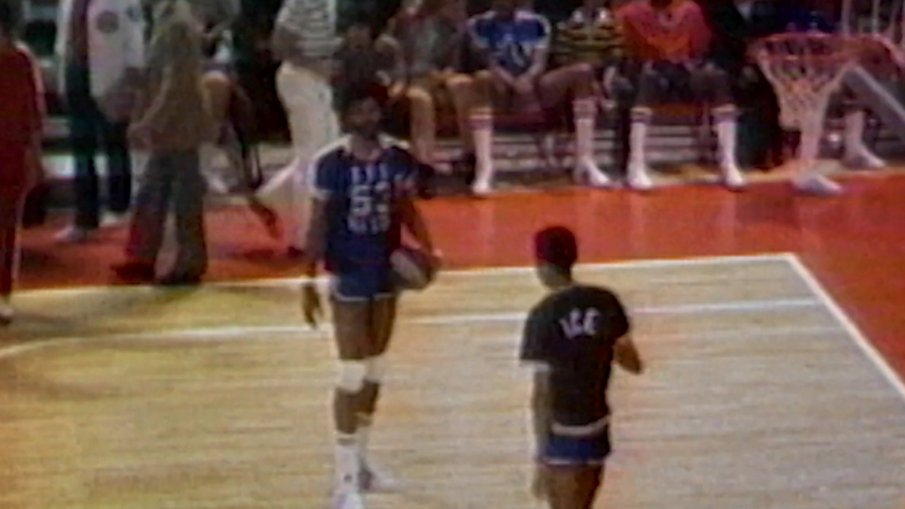 ABA オールスター ゲームの 2 人のプレーヤーの古い映像。