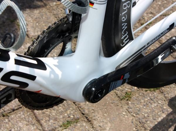 The Focus Izalco Team frames of Team Milram feature BB30 bottom brackets. Derailleur housings are internally routed through full-length tubes visible on the surface.