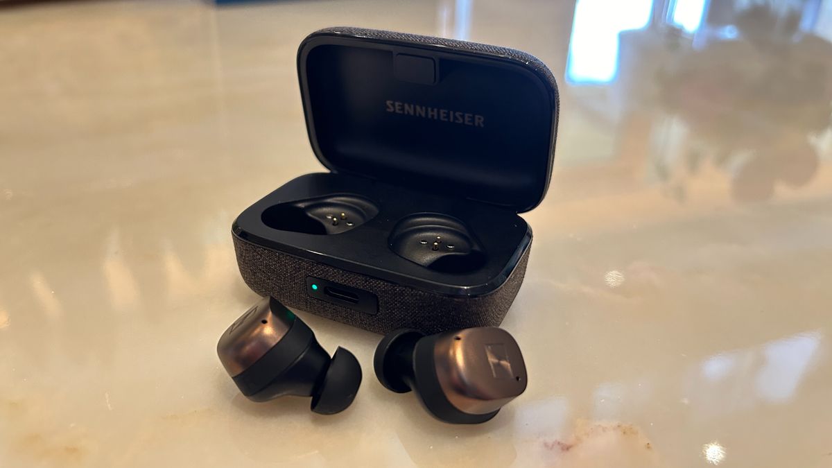 Sennheiser Momentum True Wireless 4 in black copper with charging case