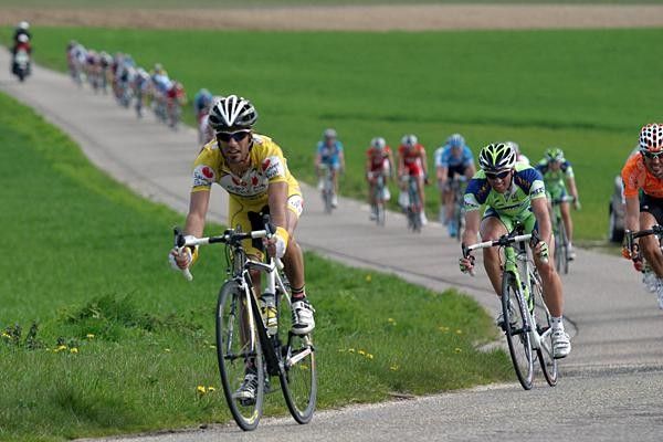 A Saunier Duval-Scott rider in the middle of a strung-out peloton.