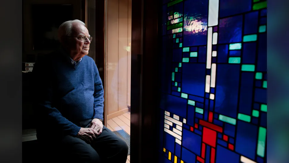 SETI'nin kurucusu Frank Drake, 2015'te Kaliforniya'nın Aptos kentindeki evinde Arecibo Mesajı'nın vitraylı bir penceresinin yanında oturuyor.
