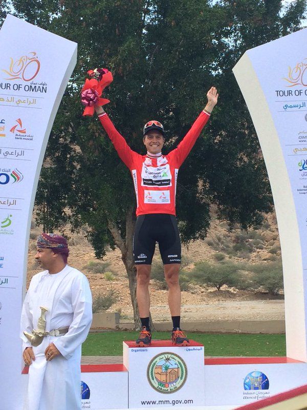 Edvald Boasson Hagen pulls on the red leader's jersey