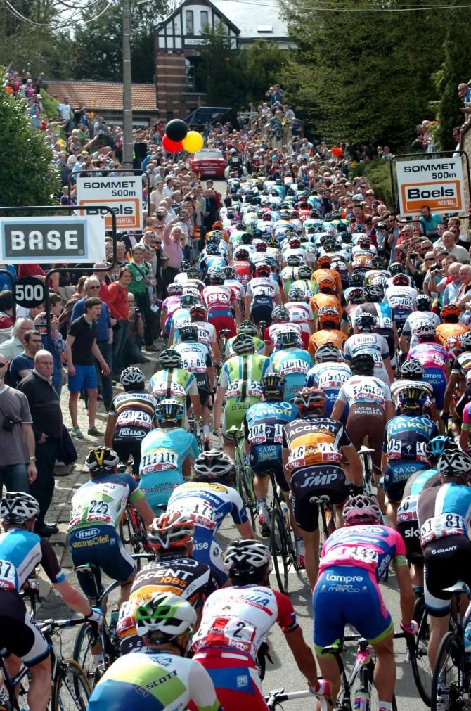 The Fleche Wallonne bunch hits the Mur de Huy