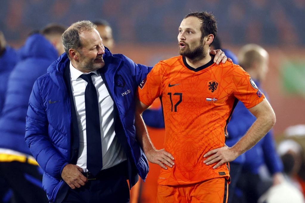 Nederlandse assistent-coach Danny Blind en Nederlandse Daly Blind vieren de overwinning tijdens de WK-kwalificatiewedstrijd tussen Nederland en Noorwegen in Stadion de Kuip op 16 november 2021 in Rotterdam, Nederland.  KOEN VAN WEEL (Foto door ANP Sport via Getty Images)