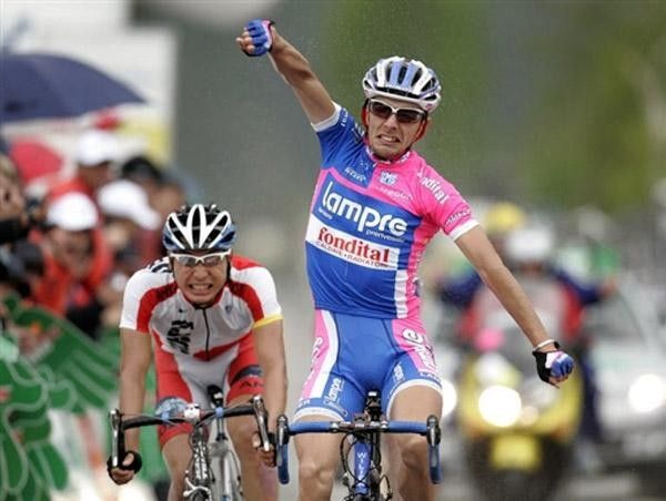 Matteo Bono (Lampre) wins the sprint ahead of Fumi Beppu (Discovery)
